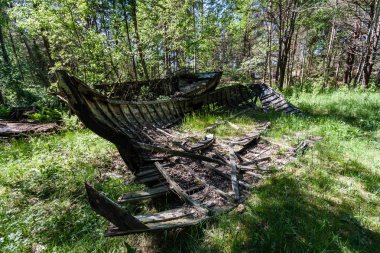 Bir eski batık veya terk edilmiş gemi enkazı. 
