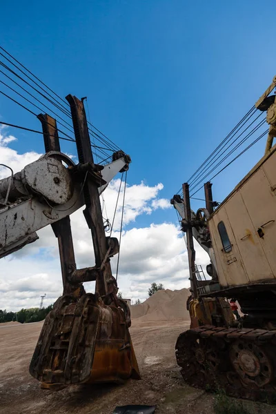 Detalhe da trilha da lagarta no canteiro de obras — Fotografia de Stock