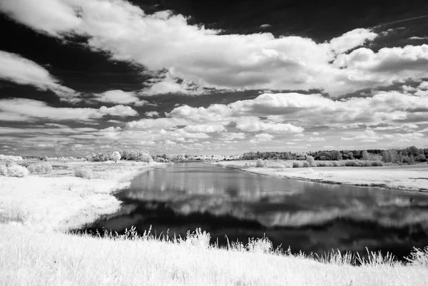 Lago foresta in calda giornata estiva. immagine a infrarossi — Foto Stock