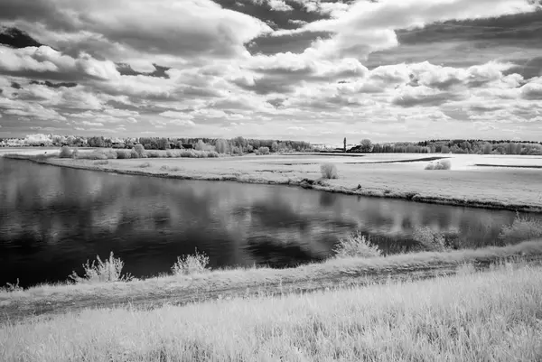 sıcak yaz günü orman göl. kızılötesi görüntü