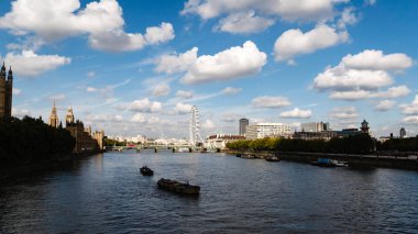 Yaz şehir ışık yansımaları su üzerinde