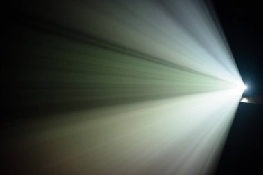 Siyah bir zemin üzerine ışık ışını