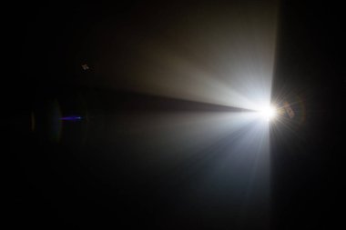 Siyah bir zemin üzerine ışık ışını