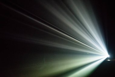 Siyah bir zemin üzerine ışık ışını