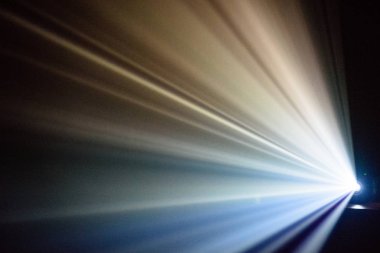 Siyah bir zemin üzerine ışık ışını