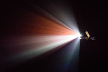 Siyah bir zemin üzerine ışık ışını