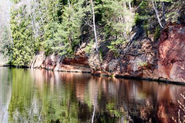 kumtaşı kayalıklarla Gaujas Milli Parkı, Letonya