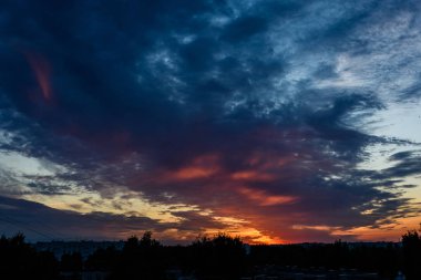 dramatik kırmızı bulutlar