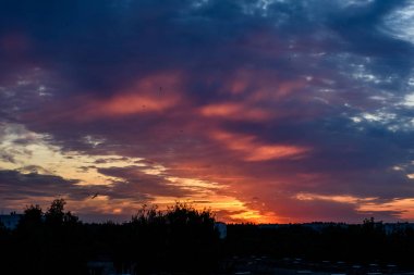 dramatik kırmızı bulutlar