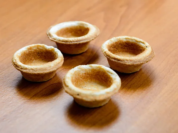 Lanches de pão em prato em uma mesa — Fotografia de Stock