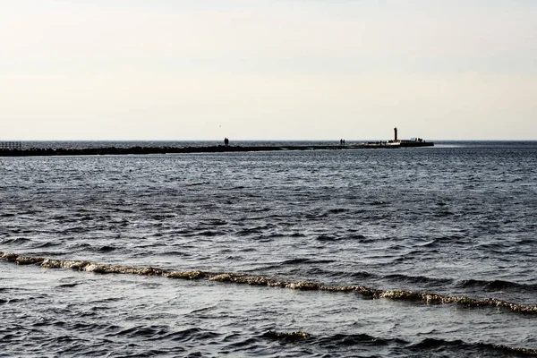 Sabahları bir kayalık sahil plaj görünümünü.