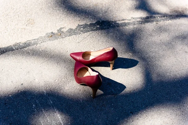Kırmızı ayakkabı çöp — Stok fotoğraf