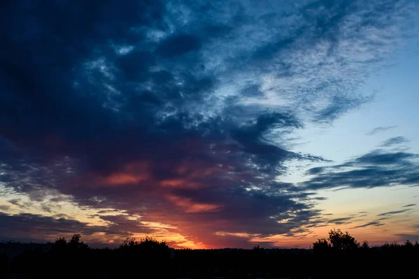 Dramatische rote Wolken — Stockfoto