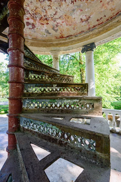 Ruinas abandonadas del antiguo edificio del parque —  Fotos de Stock