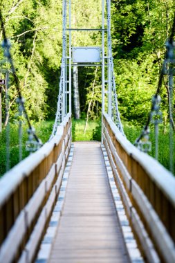 Perspektif metal asma yaya köprüsü üzerinde azalan rive