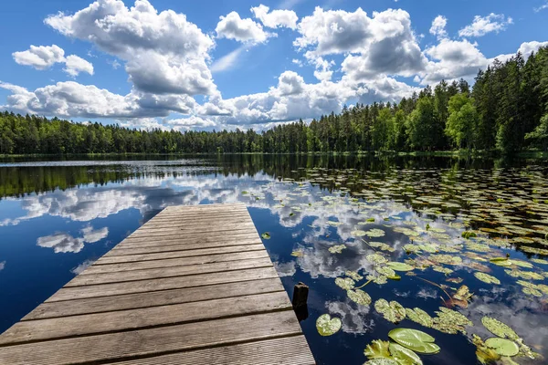 Reflection of clouds in the lake with boardwalk — Stock Photo, Image