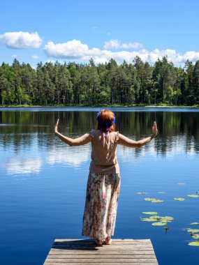 Genç kadın doğanın tadını çıkarıyor