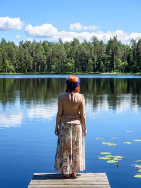 Genç kadın doğanın tadını çıkarıyor