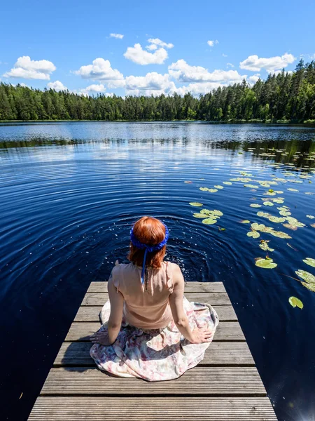 Genç kadın doğanın tadını çıkarıyor