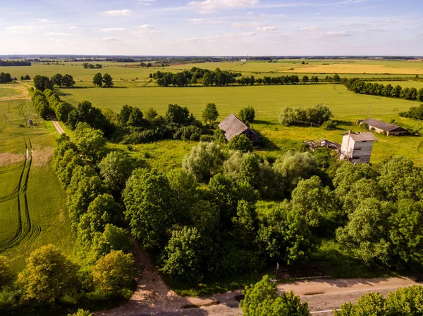 Imagem de drone. Vista aérea da zona rural com campos e florestas — Fotografia de Stock