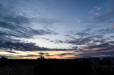 dramatik kırmızı bulutlar