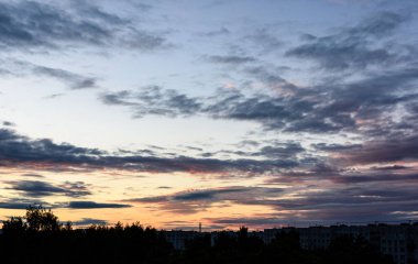 dramatik kırmızı bulutlar