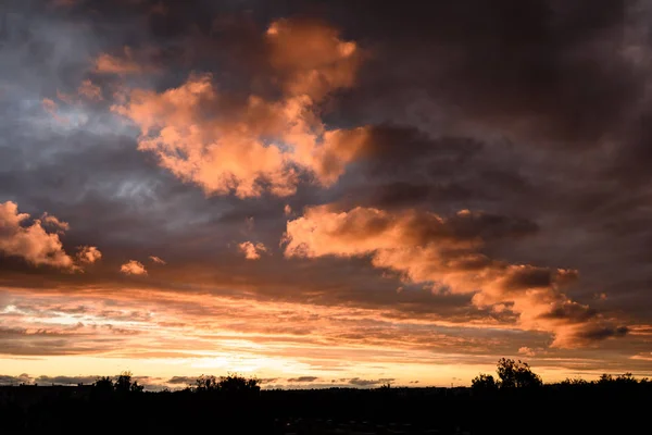 Drammatiche nuvole rosse — Foto Stock