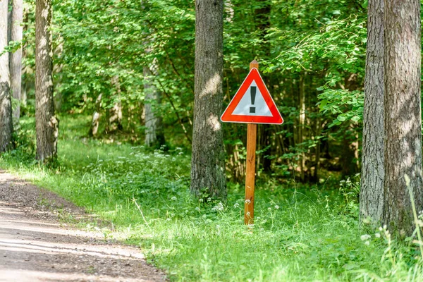 Grusvägen i sommaren landsbygden — Stockfoto