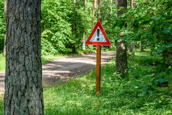 Grusvägen i sommaren landsbygden — Stockfoto