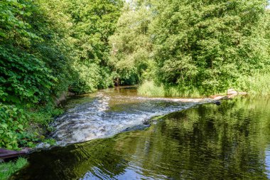 Göldeki bulutların yansıması