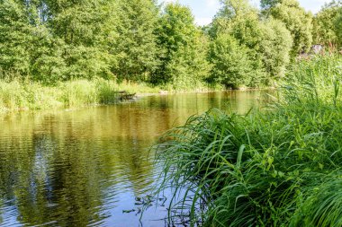 Göldeki bulutların yansıması