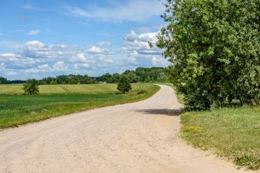 Kırsalda boş bir yol