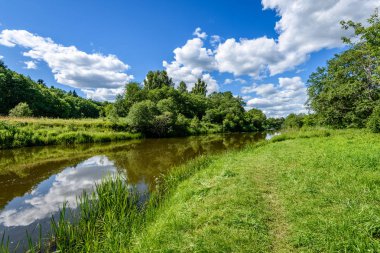 Göldeki bulutların yansıması
