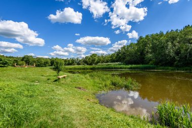 Göldeki bulutların yansıması