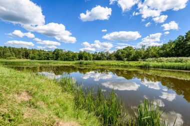 Göldeki bulutların yansıması