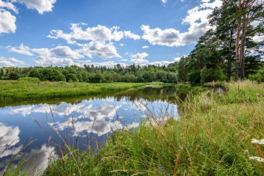 Göldeki bulutların yansıması