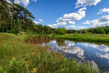 Göldeki bulutların yansıması