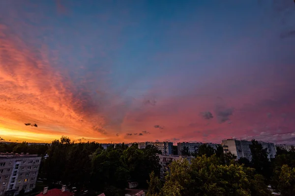 Драматические красные облака — стоковое фото