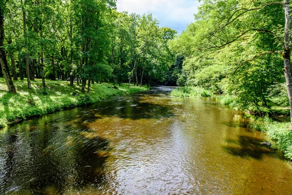 Göldeki bulutların yansıması