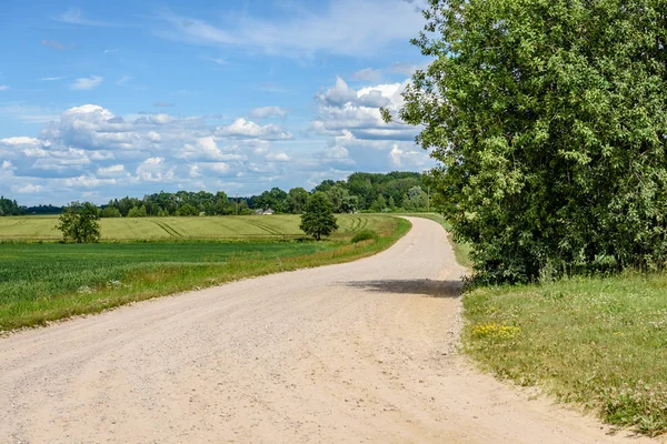 Kırsalda boş bir yol