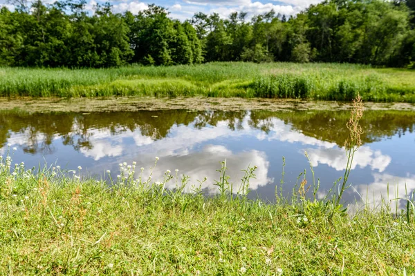 Göldeki bulutların yansıması