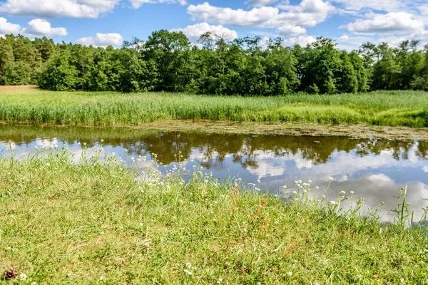 Göldeki bulutların yansıması