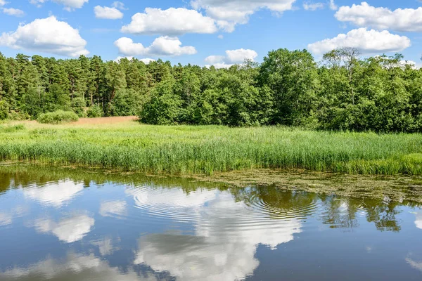 Göldeki bulutların yansıması