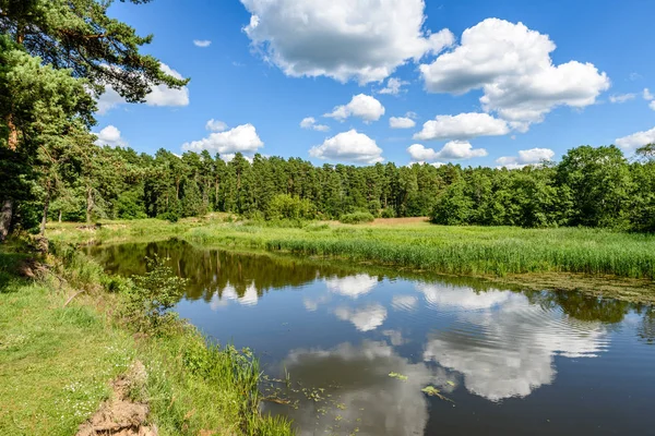 Göldeki bulutların yansıması