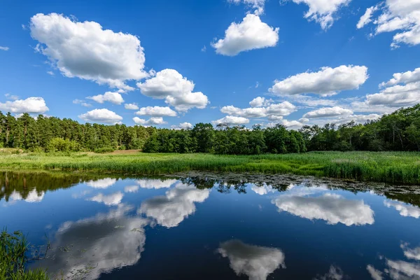 Göldeki bulutların yansıması