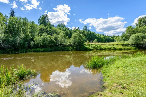 Göldeki bulutların yansıması