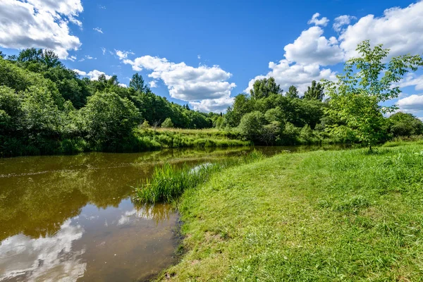 Göldeki bulutların yansıması
