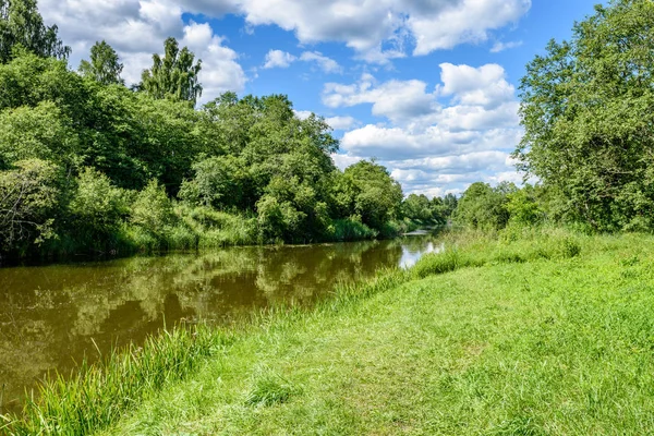 Göldeki bulutların yansıması