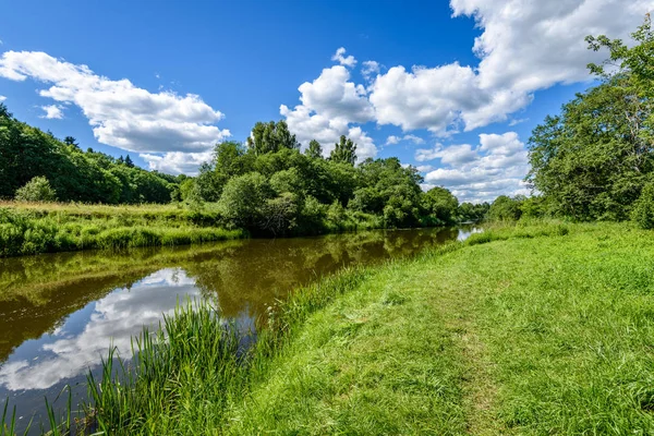 Göldeki bulutların yansıması