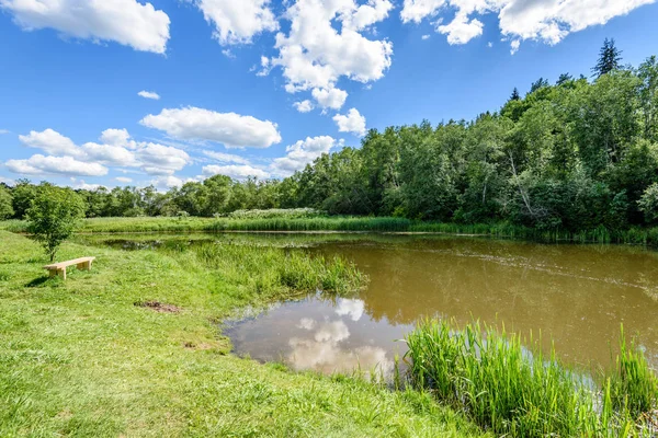 Göldeki bulutların yansıması